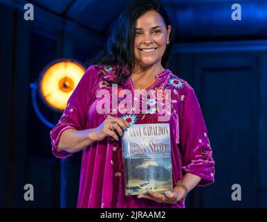 Édimbourg, Écosse, Royaume-Uni, 23 août 2022. Edinburgh International Book Festival: L'auteur Diana Gabaldon, célèbre pour sa série de romans Outlander, apparaît aujourd'hui au festival du livre, tenant le premier livre de la série, Cross Stitch. Crédit : Sally Anderson/Alay Live News Banque D'Images