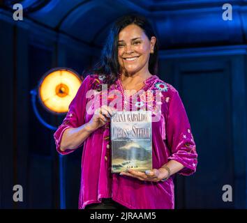 Édimbourg, Écosse, Royaume-Uni, 23 août 2022. Edinburgh International Book Festival: L'auteur Diana Gabaldon, célèbre pour sa série de romans Outlander, apparaît aujourd'hui au festival du livre, tenant le premier livre de la série, Cross Stitch. Crédit : Sally Anderson/Alay Live News Banque D'Images