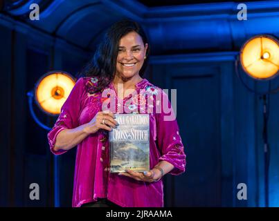 Édimbourg, Écosse, Royaume-Uni, 23 août 2022. Edinburgh International Book Festival: L'auteur Diana Gabaldon, célèbre pour sa série de romans Outlander, apparaît aujourd'hui au festival du livre, tenant le premier livre de la série, Cross Stitch. Crédit : Sally Anderson/Alay Live News Banque D'Images