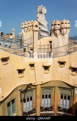 Un cliché vertical du chef-d'œuvre de Gaudi, la Casa Mila, à Barcelone, en Catalogne, en Espagne, des cheminées fantômes sur le toit de la Pedrera Banque D'Images