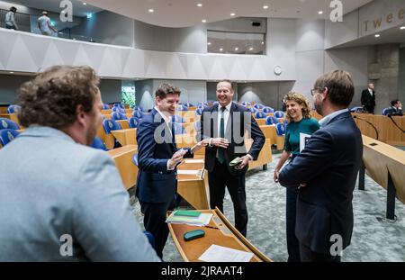 La Haye, pays-Bas. 23rd août 2022. LA HAYE - (VLNR) Jan Paternotte (D66), Pieter Heerma (CDA) et Sophie Hermans (VVD) pendant le débat sur la politique de l'azote. Il y a eu une grande irritation au sein du cabinet et de la coalition parce que le chef de l'ADC et vice-premier ministre Wopke Hoekstra a déclaré dans une interview dans l'AD qu'il pourrait vouloir ajuster la politique. Credit: BART MAAT /ANP/Alay Live News Banque D'Images