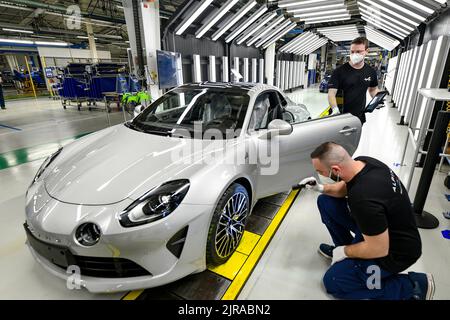 Renault Alpine fabrique à Dieppe : inspection finale d'un Alpine A110 après le processus de production Banque D'Images