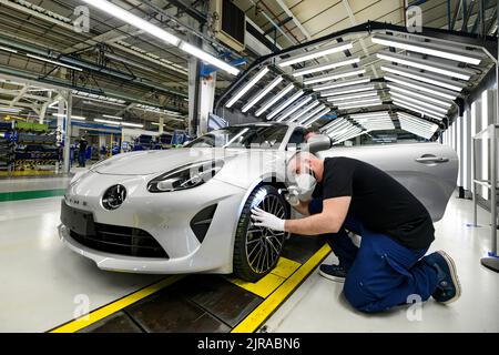 Renault Alpine fabrique à Dieppe : inspection finale d'un Alpine A110 après le processus de production Banque D'Images