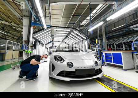 Renault Alpine fabrique à Dieppe : inspection finale d'un Alpine A110 après le processus de production Banque D'Images