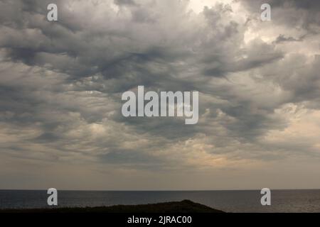 ciel nuageux au-dessus de la mer au coucher du soleil Banque D'Images