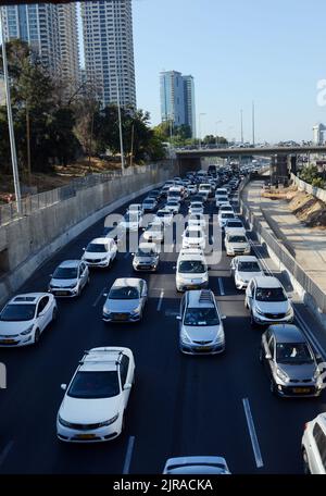 Trafic intense sur l'autoroute Ayalon à tel-Aviv, Israël. Banque D'Images