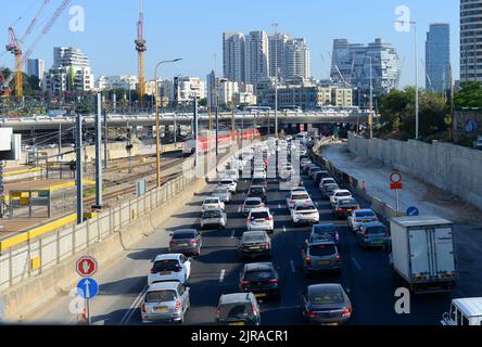 Trafic intense sur l'autoroute Ayalon à tel-Aviv, Israël. Banque D'Images