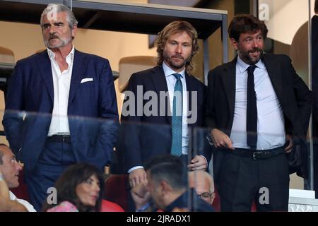 Genova, Italie. 22nd août 2022. Andrea Agnelli Président de Juventus FC (R) Maurizio Arrivabene Président-directeur général de Juventus FC (L) et Pavel Nedved Vice-président de Juventus (C) regarder avant la série Un match entre la série A match beetentre nous Sampdoria et Juventus FC au Stadio Luigi Ferraris sur 22 août, 2022 à Gênes, Italie . Credit: Marco Canoniero / Alamy Live News Banque D'Images