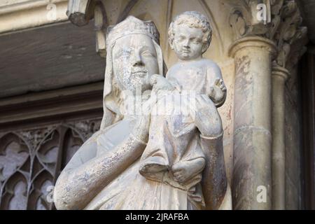 Vierge Marie avec enfant - porche de Saint-Germain-l'Auxerrois, place du Louvre, Paris Banque D'Images