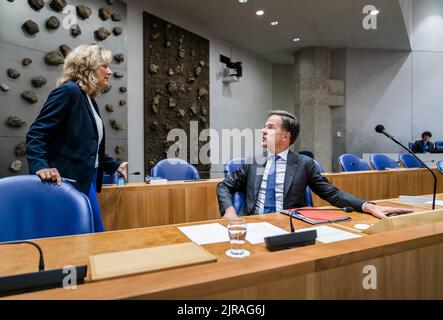 La Haye, pays-Bas. 23rd août 2022. 2022-08-23 15:09:02 LA HAYE - (VLNR) Président de chambre Vera Bergkamp et Premier ministre Mark Rutte pendant le débat sur la politique d'azote. Il y a eu une grande irritation au sein du cabinet et de la coalition parce que le chef de l'ADC et vice-premier ministre Wopke Hoekstra a déclaré dans une interview dans l'AD qu'il pourrait vouloir ajuster la politique. ANP BART MAAT pays-bas hors - belgique hors Banque D'Images