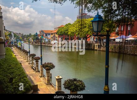 Malacca, Malaisie - 10 août 2022: Le long de la rivière Melaka avec les vieilles maisons aux couleurs vives. Des bars et des restaurants bordent le cours de la rivière. L Banque D'Images