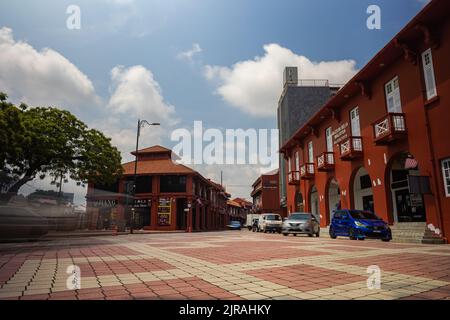 Malacca, Malaisie - 10 août 2022: Exposition longue capture de la place rouge ou de la place hollandaise dans la ville de Melaka. Voitures de passage aussi visibles qu'un voile. Banque D'Images