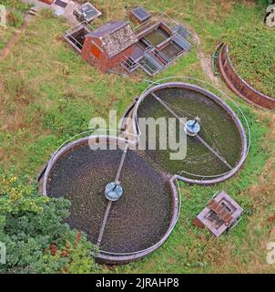 Traitement des eaux usées à petite échelle de Glas Cymru, traitement local des eaux usées, à côté de River Dee Llangollen, pays de Galles du Nord, Royaume-Uni, LL14 3SG Banque D'Images