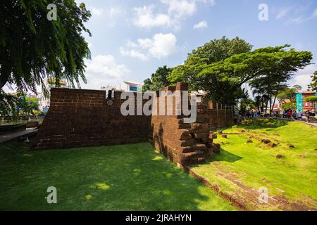 Malacca, Malaisie - 10 août 2022 : les vestiges de l'ancien bastion de Middelburg, avec les canons dans les échappatoires. C'était l'un des neuf bastions de t Banque D'Images