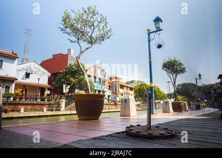 Malacca, Malaisie - 10 août 2022: Le long de la rivière Melaka avec les vieilles maisons aux couleurs vives. Des bars et des restaurants bordent le cours de la rivière. L Banque D'Images