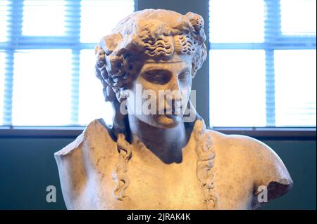 Dionysios god of Wine, sculpture antique en marbre. Article vu au Musée royal de l'Ontario Banque D'Images