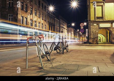 Vélo stationné dans les vieilles rues de Cracovie Banque D'Images