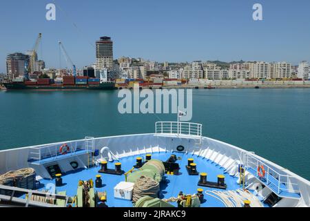 Durres, Albanie - 5 mai 2022 : un ferry entre dans le port de Durres sur l'Albanie Banque D'Images