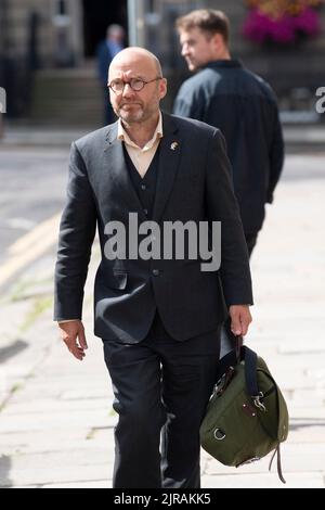 Patrick Harvie, du Scottish Green Party, arrive à Bute House à Édimbourg, avant le sommet écossais sur l'énergie présidé par le Premier ministre Nicola Sturgeon, pour discuter de ce qui peut être fait pour atténuer l'impact de la hausse des factures d'énergie. Date de la photo: Mardi 23 août 2022. Banque D'Images