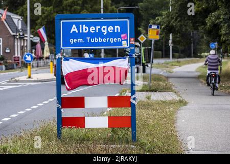 2022-08-23 15:30:28 ALBERGEN - lieu signe de nom d'Albergen avec un drapeau hollandais inversé comme une protestation. Le cabinet a délivré un permis pour l'accueil des demandeurs d'asile au Landhotel Õt Elshuys à Albergen. En autorisant l'Agence centrale pour l'accueil des demandeurs d'asile (AOC) à y recevoir des demandeurs d'asile, la municipalité est passée. ANP VINCENT JANNINK pays-bas sortie - belgique sortie Banque D'Images