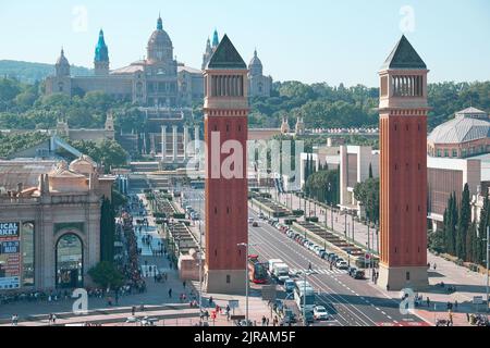 BARCELONE, ESPAGNE - 19 MAI 2018 : circulation dans les rues de la ville. Plaza de Espana Banque D'Images