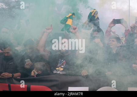 Marche de protestation à Manchester United contre les propriétaires de Glazer. Torches de fumée vertes et dorées. Match contre Liverpool. Banque D'Images