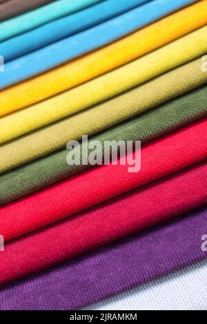 Échantillons de couleur du tissu de rembourrage dans l'assortiment. Palette de tissus de différentes couleurs Banque D'Images
