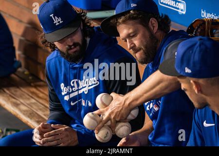 Los Angeles Dodgers départ du pichet Clayton Kershaw (22), au centre, lors d'un match de la MLB contre les Milwaukee Brewers, lundi, 22 août 2022, à Dodger Banque D'Images