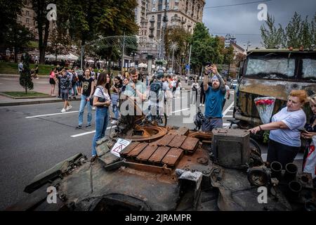 20 août 2022, Kiev, Ukraine: Les gens observent l'épave d'une tourelle de char russe à Kiev, Ukraine. Consacrée à la prochaine Journée de l'indépendance de l'Ukraine, et près de 6 mois après l'invasion à grande échelle de l'Ukraine sur 24 février, la capitale du pays Kiev organise une exposition sur la rue principale de la rue Khreschaytk montrant de multiples équipements militaires détruits, chars, Et les armes des forces armées de la Fédération de Russie (AFRF). Alors que l'invasion russe de l'Ukraine a commencé sur le 24 février, la guerre a tué de nombreux civils et soldats, près de 9000 soldats ukrainiens Banque D'Images