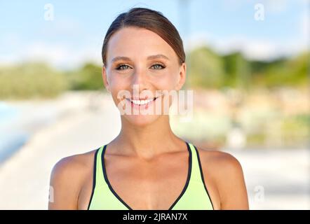 portrait d'une jeune femme sportive souriante à l'extérieur Banque D'Images