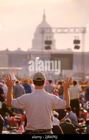 Les membres de Promise Keepers, une organisation chrétienne conservatrice, prient face au bâtiment du Capitole des États-Unis lors d'un service de coucher de soleil sur le centre commercial national de 4 octobre 1997 à Washington, DC. On estime que 700 000 hommes se sont rassemblés pour l'événement de prière "l'Assem dans l'écart : une Assemblée sacrée des hommes". Banque D'Images