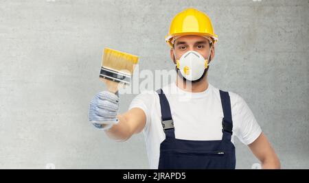 travailleur ou constructeur dans un respirateur avec brosse Banque D'Images