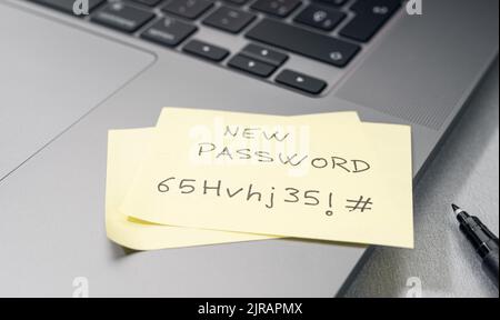 Changement de mot de passe à un plus fort - message sur le pense-bête sur l'ordinateur portable. Concept de gestion de la sécurité informatique Banque D'Images