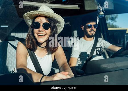 Bonne femme portant un chapeau assis dans une camionnette avec un homme Banque D'Images