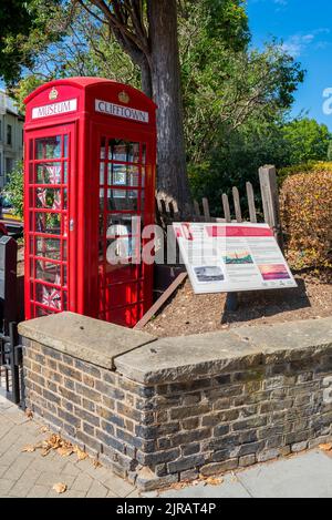 Clifftown Museum, dans une boîte téléphonique, l’un des plus petits musées au monde dans la région de Cliff Town, à Southend on Sea, Essex, Royaume-Uni. Histoire victorienne de Clifftown Banque D'Images