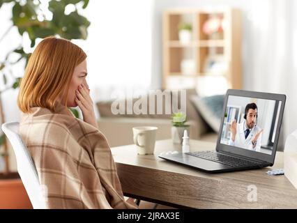 femme malade ayant un appel vidéo avec un médecin sur un ordinateur portable Banque D'Images