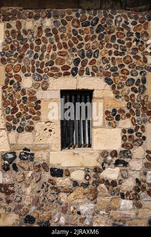 Les barres de fer dans cette fenêtre de l'ancien Moot Hall à Aldeburgh, Suffolk, Angleterre, Royaume-Uni, rappellent sept femmes, accusées de sorcellerie, détenues dans des cellules ici en 1645, pendant la première Guerre civile anglaise, par le ‘Witchfinder General’ Matthew Hopkins. Les femmes d'Aldeburgh, exécutées en février 1646, faisaient partie des nombreuses personnes qu'il envoyait aux jalles. Banque D'Images