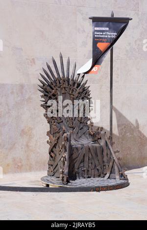 Trône de fer de la série Game of Thrones dans les rues de la Valleta, Malte et une foule de fans qui veulent prendre des photos: La Valette, Malte - 6 avril 2019 Banque D'Images