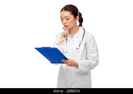 femme asiatique médecin avec presse-papiers Banque D'Images