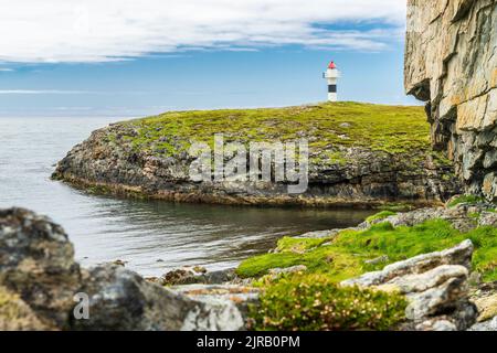 Norvège, Nordland, littoral de l'île d'Andoya avec phare en arrière-plan Banque D'Images