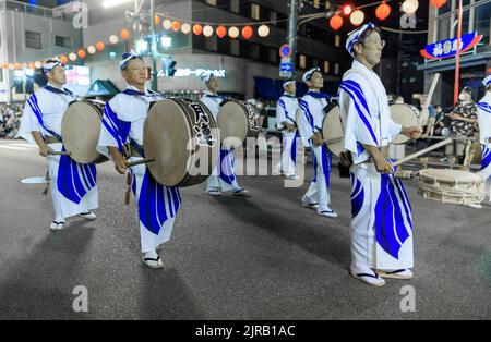 Tokushima, Japon - 12 août 2022 : les tambours Taiko défilent en procession au festival de rue d'Amaodori Banque D'Images
