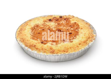 Tarte ronde au citron dans un plateau en aluminium isolé sur blanc Banque D'Images