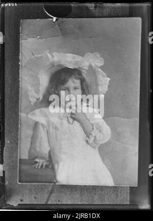 Copie d'un portrait d'une fille, vers 1920, Wellington, par Berry & Co Banque D'Images