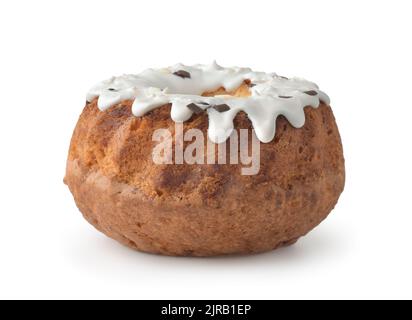 Petit gâteau de citrouille maison avec glaçage en poudre de sucre et copeaux de chocolat isolés sur blanc Banque D'Images