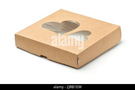 Boîte en papier marron avec fenêtres à coeur transparent isolées sur blanc Banque D'Images