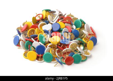 Pile de punaises métalliques colorées isolées sur blanc Banque D'Images