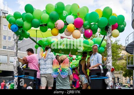 Braunschweig, Allemagne, 13 août 2022: Voiture du parti politique les Verts à la parade de la CDD Banque D'Images