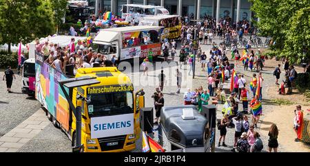 Braunschweig, Allemagne, 13 août 2022: Les gens et les véhicules se rassemblent sur une place du centre-ville pour commencer le défilé de la CDD Banque D'Images