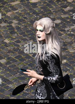 Braunschweig, Allemagne, 13 août 2022: Drag queen avec des cheveux gris et un visage très constitué au défilé de la CDD Banque D'Images