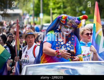 Braunschweig, Allemagne, 13 août 2022: Personne vêtue de couleurs sur le flotteur principal du défilé de la CDD à Braunschweig Banque D'Images